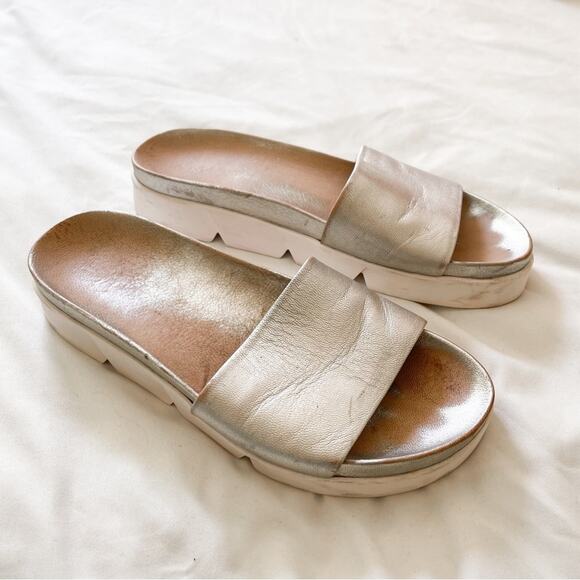 Stuart Weitzman Landslide Metallic Leather Platform Slide Sandal - Picture 5 of 6